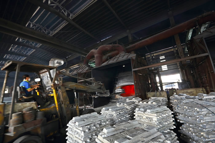 深圳中亚铝业熔铸车间-铝锭熔化-91视频黄色视频下载材生产厂家